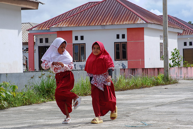 Dua anak berjalan di Pemukiman Kawasi Baru, Pulau Obi, Halmahera Selatan, Maluku Utara, Rabu (17/9/2025).