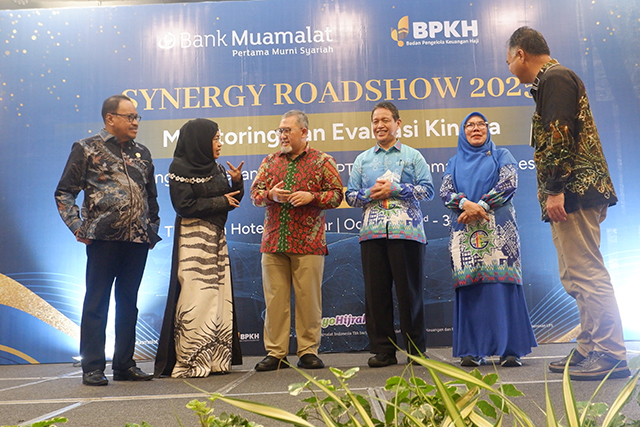 Direktur Utama PT Bank Muamalat Indonesia Tbk Imam Teguh Saptono (ketiga kiri) berbincang kepada pimpinan Yayasan Wakaf UMI dan Unismuh Makassar usai penyerahan mock up kerja sama di Makassar.