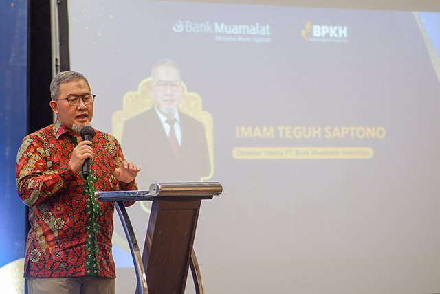 Direktur Utama PT Bank Muamalat Indonesia Tbk Imam Teguh Saptono menyampaikan sambutan sebelum acara penyerahan mock up kerja sama kepada pimpinan Unismuh Makassar dan Yayasan Wakaf UMI di Makassar, Kamis (2/10/2025).