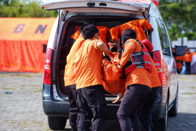 Petugas Badan Penanggulangan Bencana Daerah (BPBD) Makassar mengevakuasi korban saat simulasi tanggap bencana di Makassar.