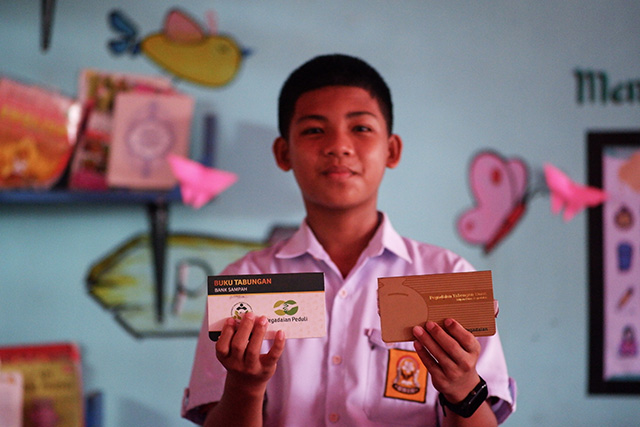 M. Izzan Syahmi, siswa SMP Negeri 27 Makassar, memperlihatkan buku tabungan emas hasil dari kegiatan Bank Sampah “Singara’na 27” yang bekerja sama dengan PT Pegadaian.