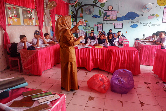 Edukasi di Kelas, Siswa Belajar Ubah Sampah Jadi Tabungan Emas