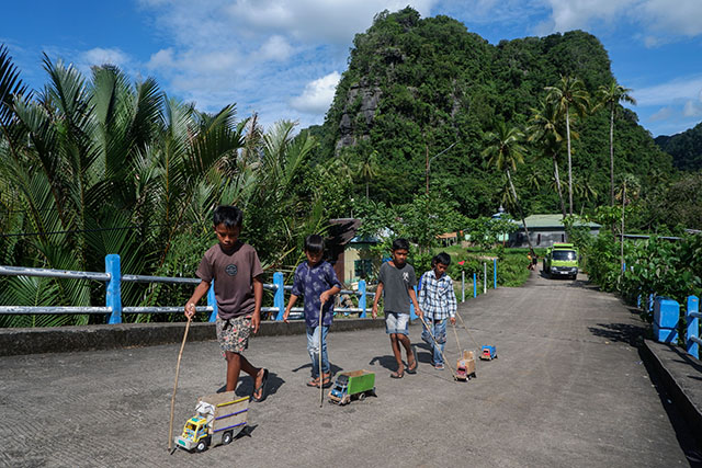 Anak-anak bermain dengan truk mainan buatan sendiri di kawasan Rammang-Rammang, Kabupaten Maros, Sulawesi Selatan.