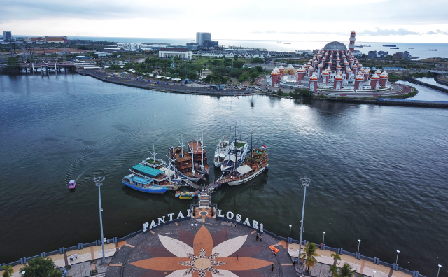 Saat ini, Pemerintah Kota Makassar tengah berupaya menata kawasan Anjungan Pantai Losari agar tetap menjadi ikon kebanggaan masyarakat dan tujuan utama wisatawan.