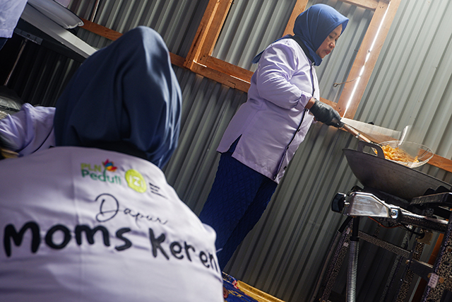 Nurdiana, Ketua Kelompok Moms Keren, menggoreng olahan keripik kepiting di dapur produksi mereka di Dusun Kuri Caddi, Desa Nisombalia, Kecamatan Marusu, Kabupaten Maros, Sulawesi Selatan, Sabtu (18/10/2025).