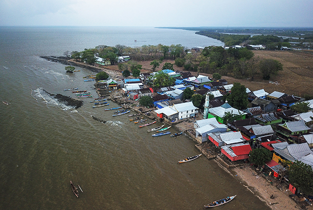Deretan perahu nelayan bersandar di pesisir Dusun Kuri Caddi, Desa Nisombalia, Kecamatan Marusu, Kabupaten Maros, Sulawesi Selatan, Sabtu (18/10/2025).