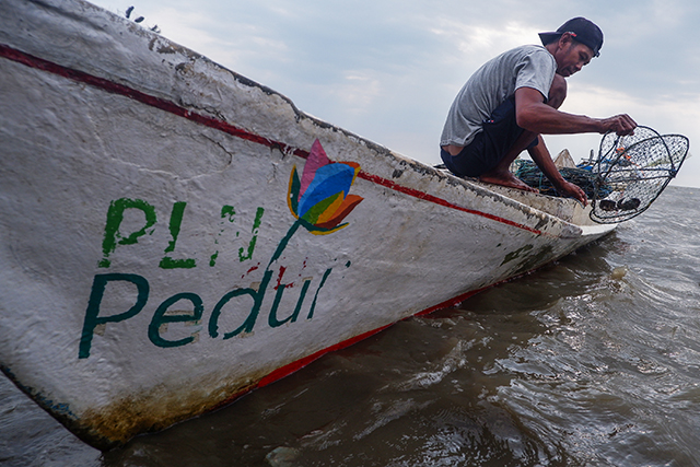 Seorang nelayan memeriksa hasil tangkapan kepiting di perairan Dusun Kuri Caddi, Desa Nisombalia, Kecamatan Marusu, Kabupaten Maros, Sulawesi Selatan, Sabtu (18/10/2025).
