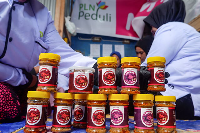 Deretan produk olahan sambal bete-bete hasil karya kelompok UMKM Moms Keren ditata rapi di dapur produksi mereka di Dusun Kuri Caddi, Desa Nisombalia, Kecamatan Marusu, Kabupaten Maros, Sulawesi Selatan, Sabtu (18/10/2025).