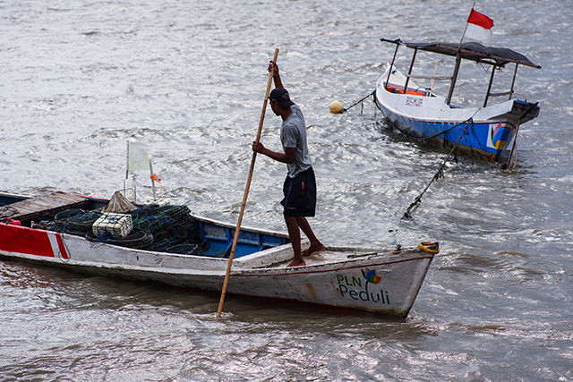Seorang nelayan bersiap melaut menggunakan perahu bantuan PLN Peduli di pesisir Dusun Kuri Caddi, Desa Nisombalia, Kecamatan Marusu, Kabupaten Maros, Sulawesi Selatan, Sabtu (18/10/2025).