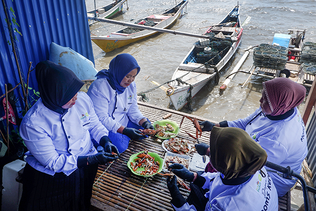 PLN Peduli Hadirkan Terang bagi UMKM Moms Keren di Pesisir Maros