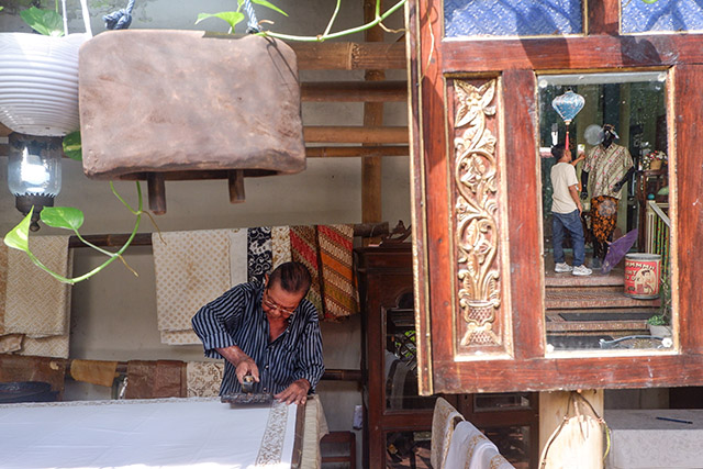 Di balik kesederhanaan bengkel batiknya, tradisi membatik cap terus dijaga sebagai warisan budaya yang tetap hidup di tengah perkembangan zaman.