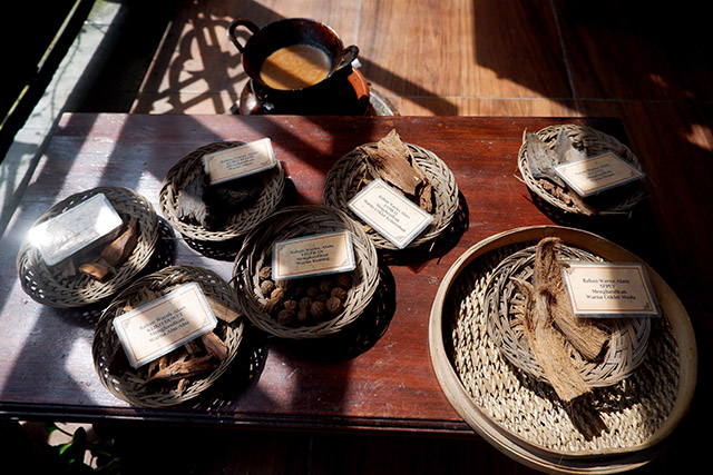 Aneka bahan pewarna alami yang digunakan dalam proses pewarnaan batik di Batik Gunasti, Kampung Batik Kauman, Solo.