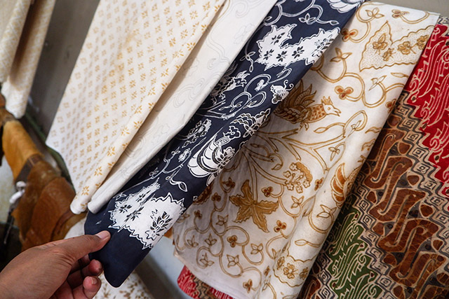 Beragam kain batik cap dengan motif klasik dan warna berbeda hasil karya Batik Gunasti terpajang di Kampung Batik Kauman, Solo.