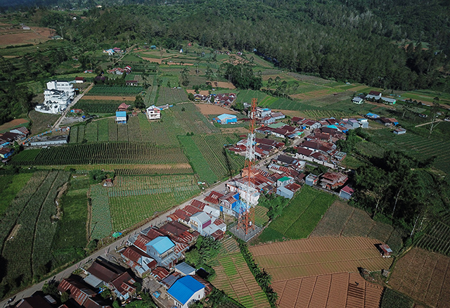 Base Transceiver Station (BTS) milik PT Tower Bersama Infrastructure Tbk. (TBIG) berdiri di Kampung Tappanjeng, Kelurahan Pattapang, Kecamatan Tinggimoncong, Kabupaten Gowa, Sulawesi Selatan, Sabtu (12/7/2025).