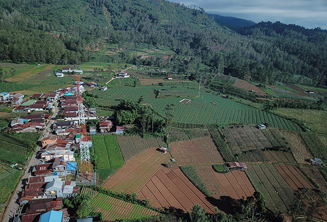 Base Transceiver Station (BTS) milik PT Tower Bersama Infrastructure Tbk. (TBIG) berdiri di Kampung Tappanjeng, Kelurahan Pattapang, Kecamatan Tinggimoncong, Kabupaten Gowa, Sulawesi Selatan, Sabtu (12/7/2025).
