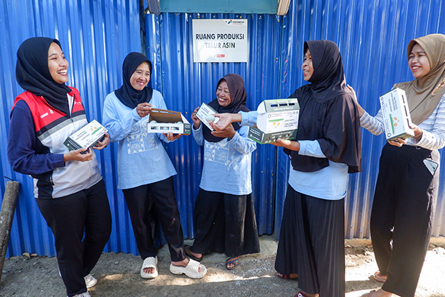 Sejumlah anggota kelompok perempuan di Desa Baji Mangngai, Kecamatan Mandai, Kabupaten Maros, Sulawesi Selatan, menunjukkan produk telur asin hasil olahan mereka di ruang produksi, Selasa (02/09/2025). Kegiatan ini merupakan bagian dari program CSR Pertamina Patra Niaga Aviation Fuel Terminal Hasanuddin untuk mendukung pemberdayaan ekonomi masyarakat melalui inovasi olahan telur asin oven.