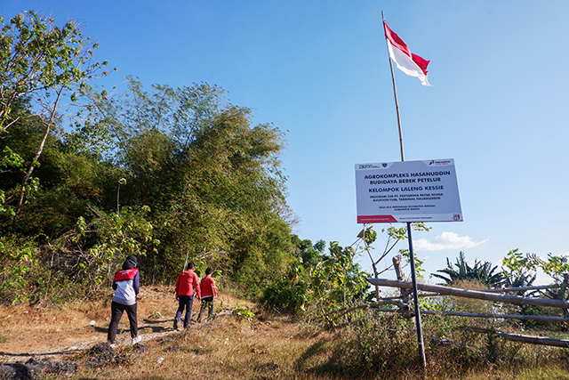 Tim Aviation Fuel Terminal (AFT) Hasanuddin meninjau lokasi budidaya bebek petelur Kelompok Laleng Kassie di Desa Baji Mangngai, Kecamatan Mandai, Kabupaten Maros, Sulawesi Selatan, Selasa (02/09/2025). Kunjungan ini merupakan bagian dari program tanggung jawab sosial Pertamina Patra Niaga dalam mendukung pengelolaan limbah makanan menjadi pakan ternak berkelanjutan.