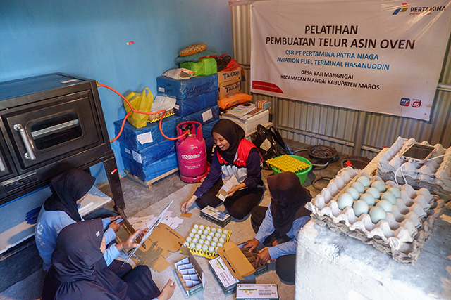 Peserta pelatihan bersama Petugas Pertamina Patra Niaga mengemas hasil olahan telur asin oven di Desa Baji Mangngai, Kecamatan Mandai, Kabupaten Maros, Sulawesi Selatan, Selasa (02/09/2025). Kegiatan ini merupakan bagian dari program CSR Pertamina Patra Niaga Aviation Fuel Terminal Hasanuddin untuk meningkatkan keterampilan dan nilai tambah produk olahan masyarakat melalui pemanfaatan hasil peternakan bebek.
