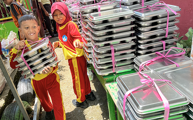 Siswa mengumpulkan peralatan makan Program Makanan Bergizi Gratis (MBG) usai makan siang di sekolahnya SD Inpres Perumnas Antang, Makassar, Sulawesi Selatan, Selasa (21/10/2025). Program MBG tidak hanya memenuhi kebutuhan gizi anak, tetapi juga mendukung upaya pengelolaan limbah makanan secara berkelanjutan melalui kolaborasi Pertamina Patra Niaga dan Badan Gizi Nasional.