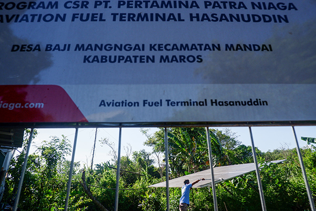 Seorang warga memeriksa panel surya di area program CSR Pertamina Patra Niaga Aviation Fuel Terminal Hasanuddin di Desa Baji Mangngai, Kecamatan Mandai, Kabupaten Maros, Sulawesi Selatan, Selasa (02/09/2025). Program ini menjadi bagian dari komitmen Pertamina dalam mendukung energi bersih dan pemberdayaan masyarakat di wilayah operasionalnya.