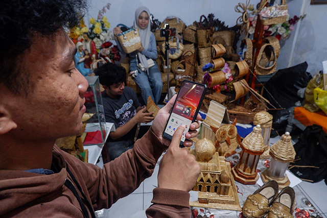 Anak muda memasarkan secara online produk UMKM dari eceng gondok di Makassar, Sulawesi Selatan, Jumat (31/10/2025).