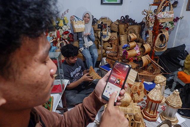 Anak muda memasarkan secara online produk UMKM dari eceng gondok di Makassar, Sulawesi Selatan, Jumat (31/10/2025).