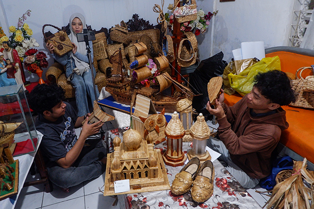 Generasi Muda Manfaatkan Layanan Digital Telkomsel untuk Pasarkan Kerajinan Eceng Gondok