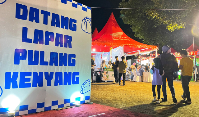 Sejumlah pengunjung memadati Festival kuliner Makassar Culinary Night (MCN) di Monumen Mandala, Makassar.