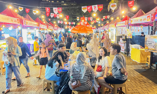 Sejumlah pengunjung memadati Festival kuliner Makassar Culinary Night (MCN) di Monumen Mandala, Makassar.