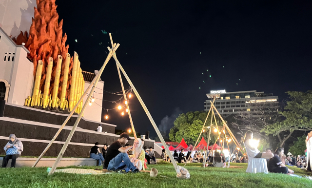 Sejumlah pengunjung memadati Festival kuliner Makassar Culinary Night (MCN) di Monumen Mandala, Makassar.