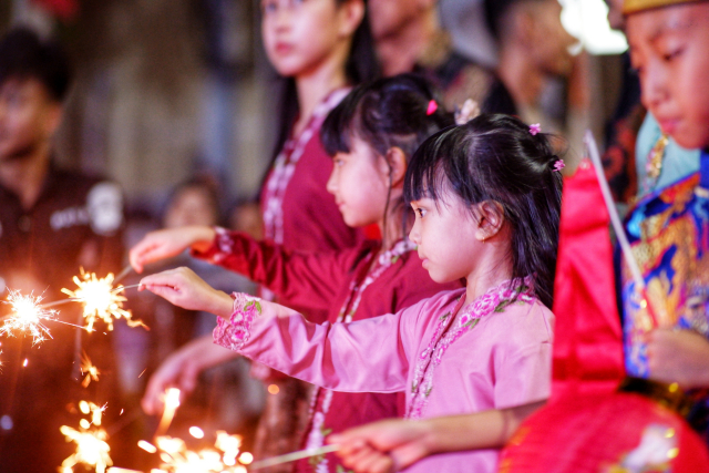 Kemeriahan Kirab Budaya Singara Bulan mewarnai halaman Balai Kota Makassar.