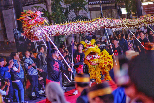 Kemeriahan Kirab Budaya Singara Bulan mewarnai halaman Balai Kota Makassar.