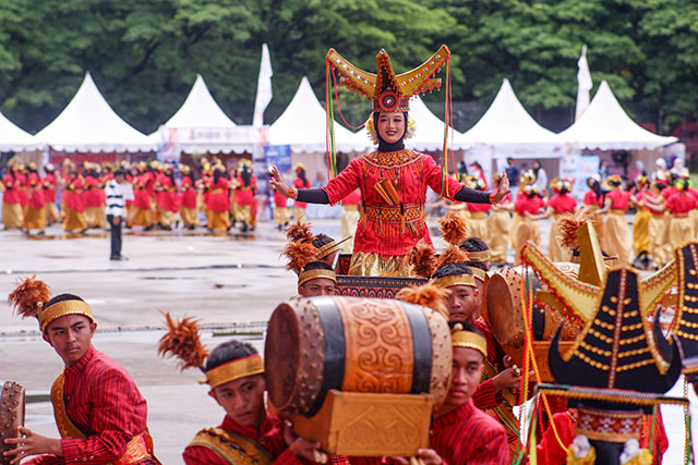 Sejumlah penari menampilkan Tarian Empat Etnis pada peringatan HUT ke-418 Kota Makassar di Lapangan Karebosi, Makassar, Sulawesi Selatan.