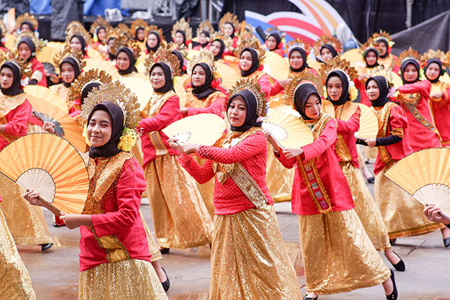 Sejumlah penari menampilkan Tarian Empat Etnis pada peringatan HUT ke-418 Kota Makassar di Lapangan Karebosi, Makassar, Sulawesi Selatan.