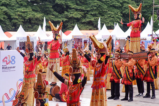 Sejumlah penari menampilkan Tarian Empat Etnis pada peringatan HUT ke-418 Kota Makassar di Lapangan Karebosi, Makassar, Sulawesi Selatan.