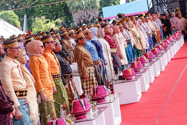 Sejumlah undangan dari unsur kepala daerah dan pejabat Forkopimda hadir pada peringatan HUT Ke-418 Kota Makassar di Lapangan Karebosi, Makassar, Sulawesi Selatan.