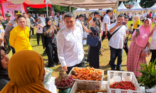 Wali Kota Makassar, Munafri Arifuddin, meninjau stan Gerakan Pangan Murah yang akan digelar di Lapangan Bitowa, Kecamatan Manggala, Rabu (12/11/2025).