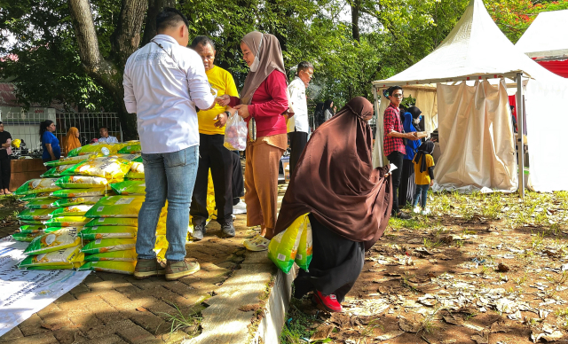 Melalui kegiatan ini, warga dapat membeli berbagai komoditas pangan seperti beras, minyak goreng, gula pasir, telur, dan sayur-mayur dengan harga yang lebih terjangkau.