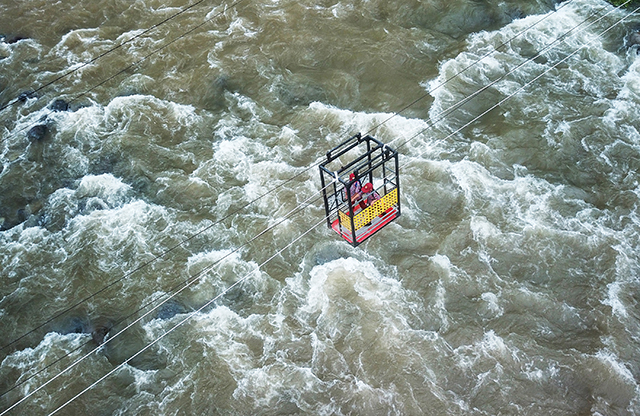 Perjuangan Siswa Sekolah Terbantu dengan Gondola