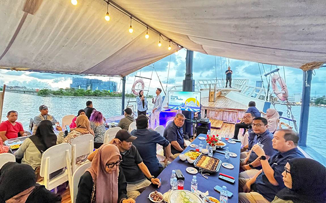 Hadir dalam kegiatan tersebut jajaran manajemen PJM, di antaranya Direktur SDM dan Umum Rachmat Prayogi, Direktur Operasi dan Teknik Edward Pardamean Napitupulu, GM PT Pelindo Regional 4 Makassar, serta Terminal Head Petikemas New Makassar. Mereka turut menyampaikan apresiasi kepada para jurnalis atas dukungan dan kontribusi selama ini.