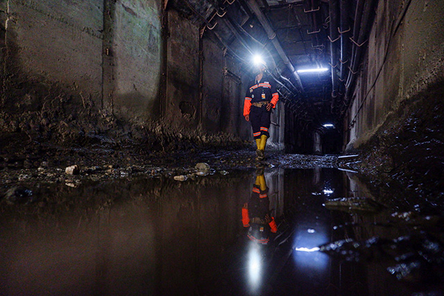 Seorang pekerja berjalan keluar dari tambang emas bawah tanah yang dioperasikan PT Antam Tbk UBPE Pongkor, Kabupaten Bogor, Jawa Barat, Kamis (16/10/2025).