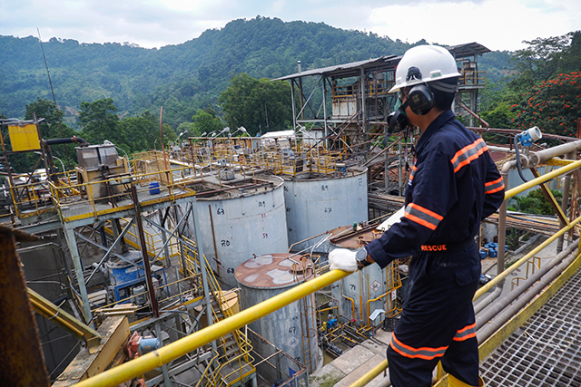 Seorang pekerja mengawasi di pabrik pengolahan emas PT Antam Tbk UBPE Pongkor, Kabupaten Bogor, Jawa Barat, Kamis (16/10/2025).