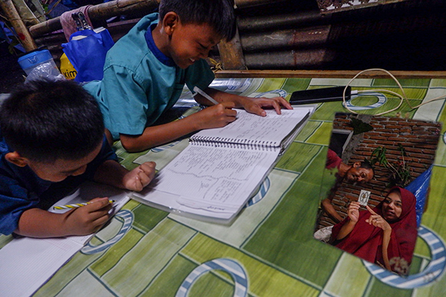 Pasangan suami istri Amir dan Selvie memperlihatkan emas Antam seberat 3 gram, tabungan keluarga yang menjadi simbol investasi yang mereka siapkan untuk masa depan pendidikan anaknya, di Makassar, Jumat (21/11/2025).