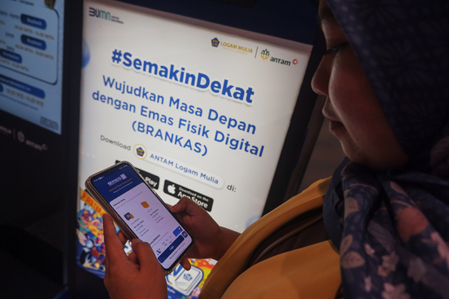 Seorang mengakses aplikasi BRANKAS Antam yang menawarkan layanan penyimpanan emas fisik digital di Butik Emas Logam Mulia (LM) ANTAM, Makassar, Selasa (07/11/2025).