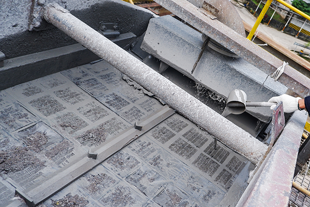 Seorang pekerja melakukan proses pemisahan material halus pada tahap pengolahan bijih emas di PT Antam Tbk UBPE Pongkor, Kabupaten Bogor, Kamis (16/10/2025).