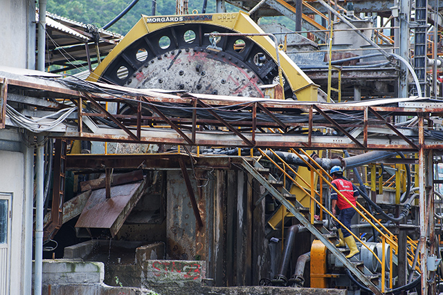 Seorang pekerja mengawasi di pabrik pengolahan emas PT Antam Tbk UBPE Pongkor, Kabupaten Bogor, Jawa Barat, Kamis (16/10/2025).