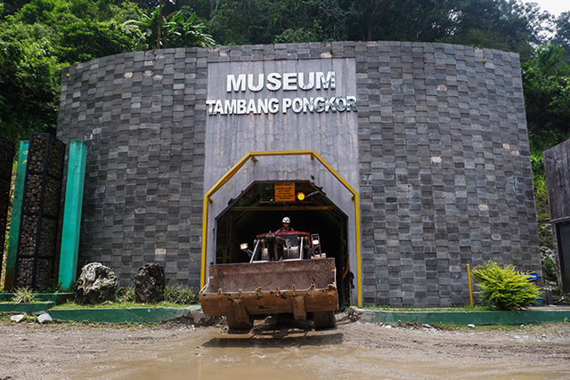 Alat berat keluar dari tambang emas bawah tanah yang dioperasikan PT Antam Tbk UBPE Pongkor, Kabupaten Bogor, Jawa Barat, Kamis (16/10/2025).