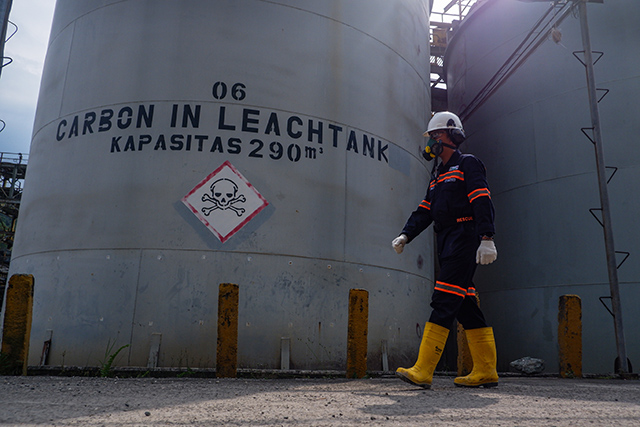 Seorang pekerja melintas di area Carbon in Leach Tank berkapasitas 290 meter kubik di PT Antam Tbk UBPE Pongkor, Kabupaten Bogor, Kamis (16/10/2025).