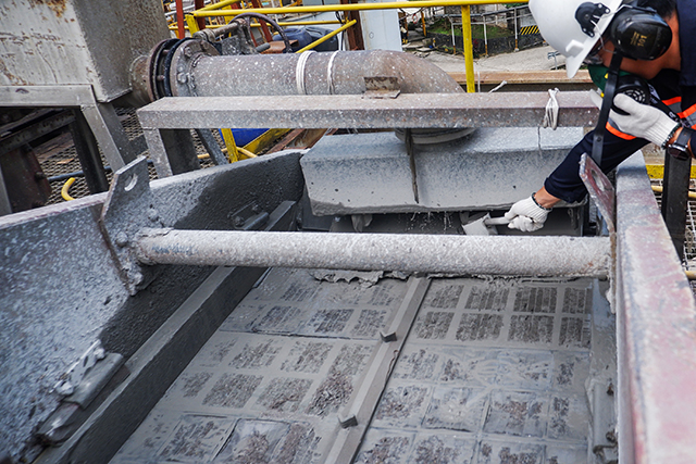 Seorang pekerja memantau proses pemisahan material halus pada tahap pengolahan bijih emas di PT Antam Tbk UBPE Pongkor, Kabupaten Bogor, Kamis (16/10/2025).
