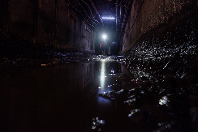 Seorang pekerja berjalan di area tambang emas bawah tanah yang dioperasikan PT Antam Tbk UBPE Pongkor, Kabupaten Bogor, Jawa Barat, Kamis (16/10/2025).